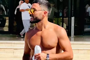 Misirdə dincələn Kərimdən yarıçılpaq fotolar