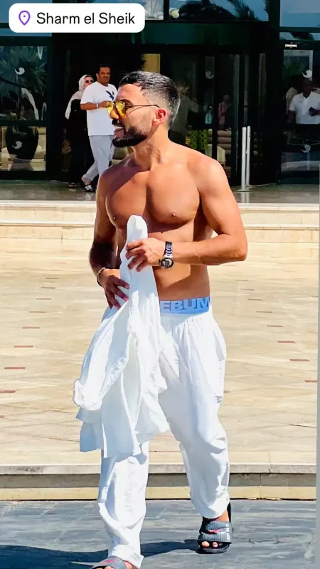 Misirdə dincələn Kərimdən yarıçılpaq fotolar