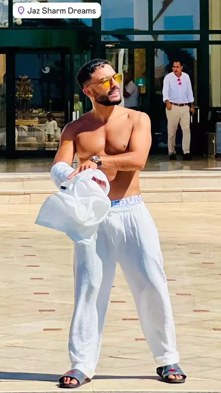 Misirdə dincələn Kərimdən yarıçılpaq fotolar