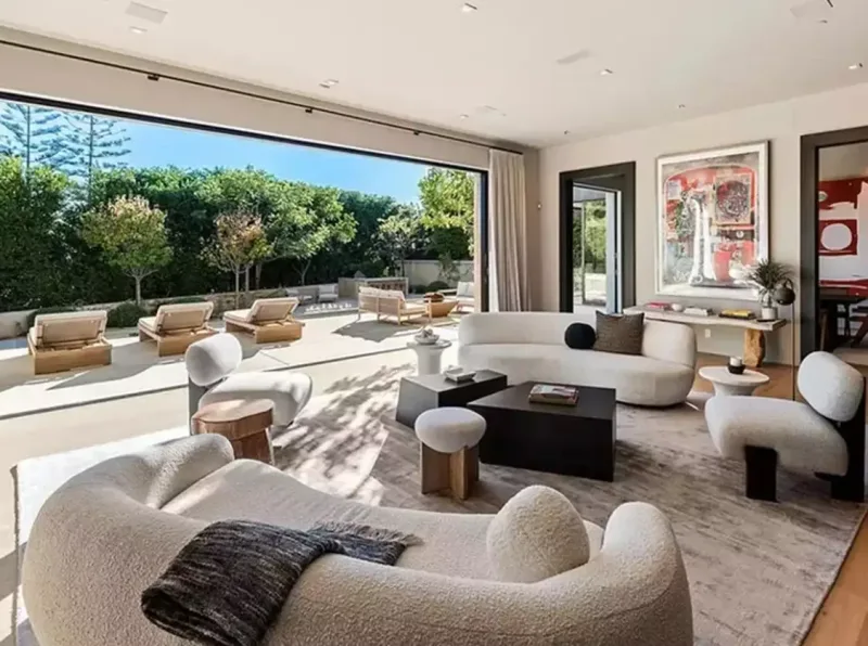 Ayrılsalar da, villalarını sata bilmirlər...