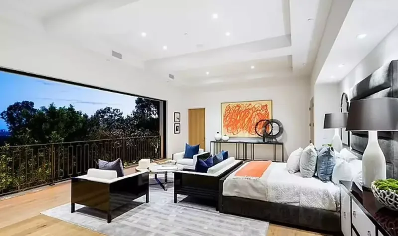 Ayrılsalar da, villalarını sata bilmirlər...