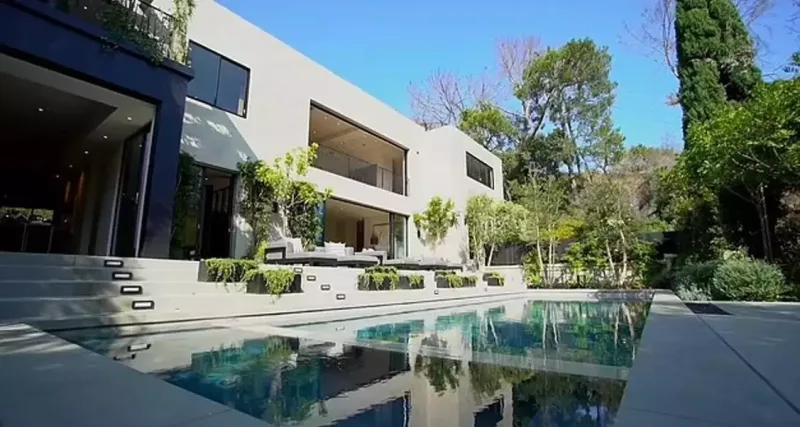 Ayrılsalar da, villalarını sata bilmirlər...