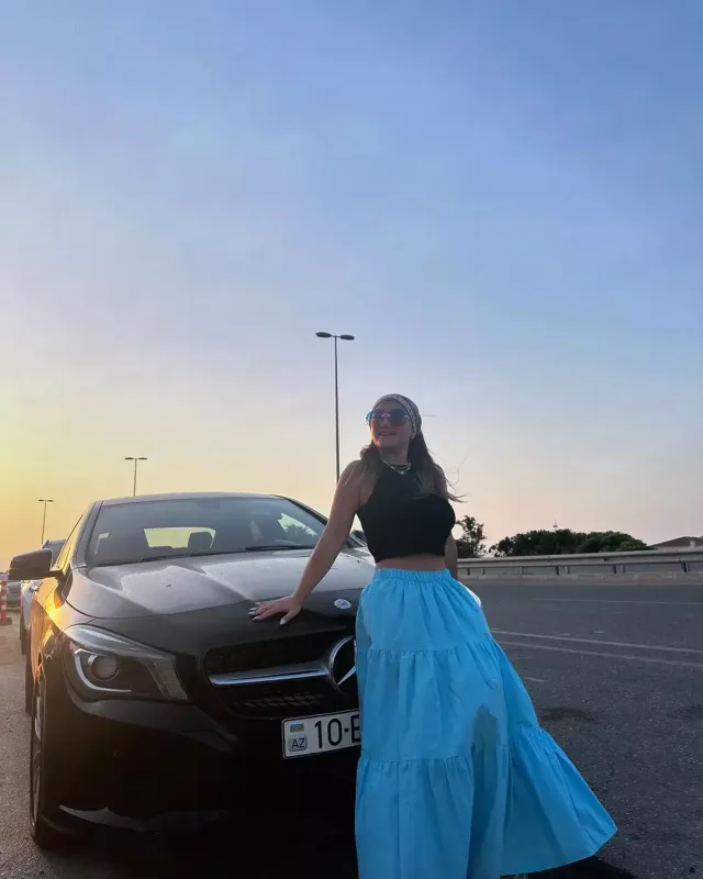 Zümrüddən maşını ilə şəkillər