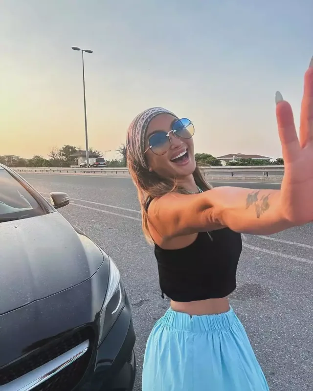 Zümrüddən maşını ilə şəkillər