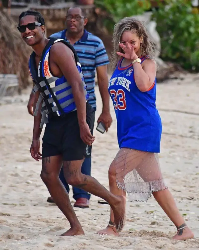 Rihanna sevgilisi ilə Vətənində