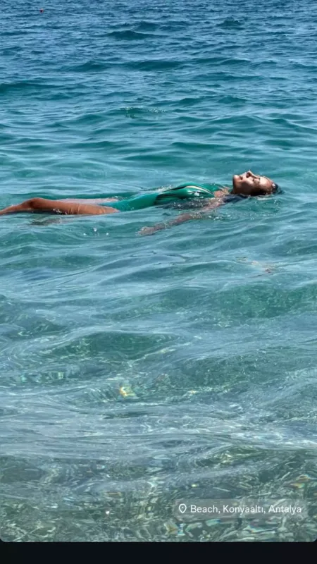 Xədicə Sənanqızından bikinidə foto