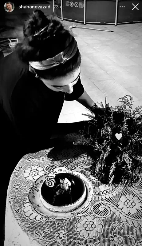 Azaddan xanımı ilə ildönümü paylaşımı