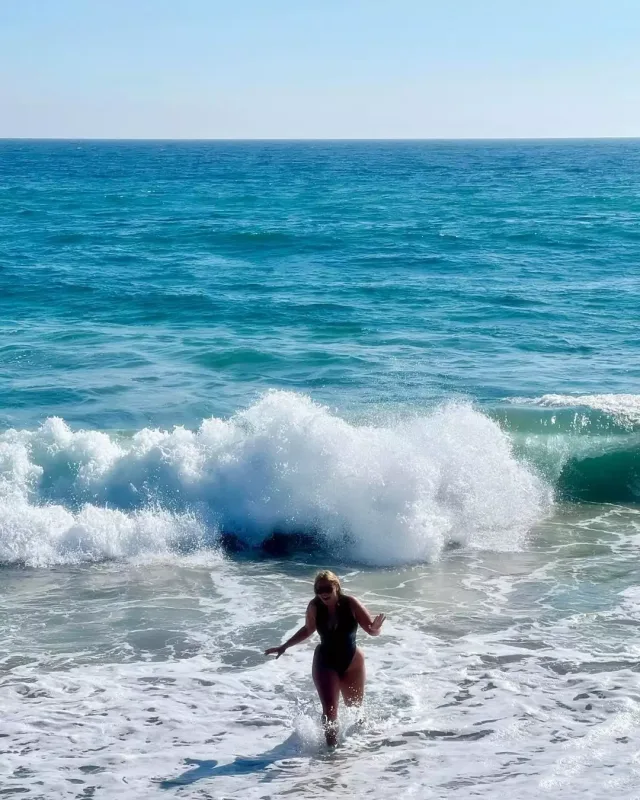 Əri Suadanın dənizdən fotosunu paylaşdı