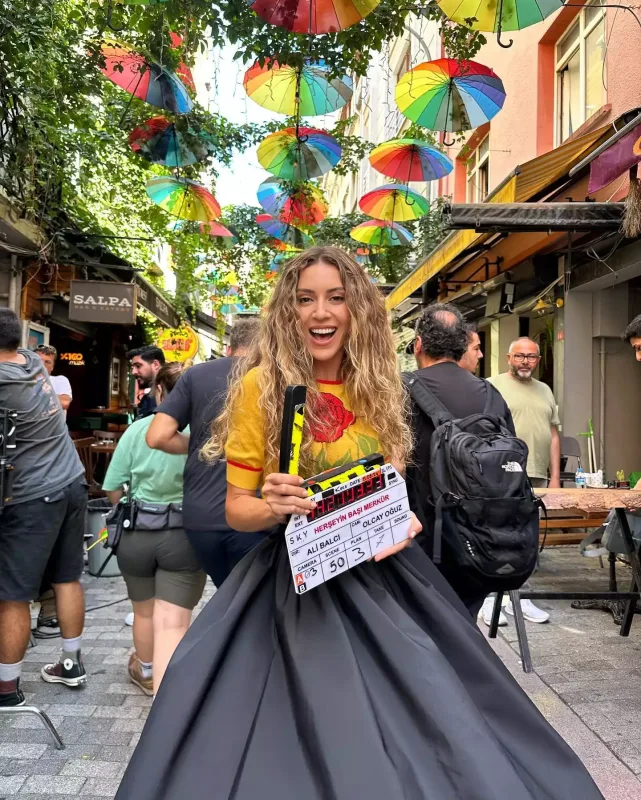 Sinem 7 il sonra çəkiliş meydançasında!