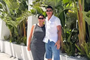 Əkbər Əlizadə xanımı ilə bir arada