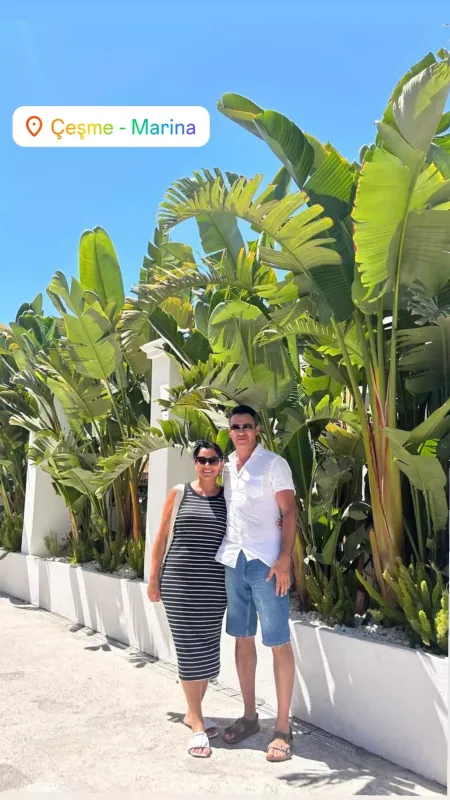 Əkbər Əlizadə xanımı ilə bir arada