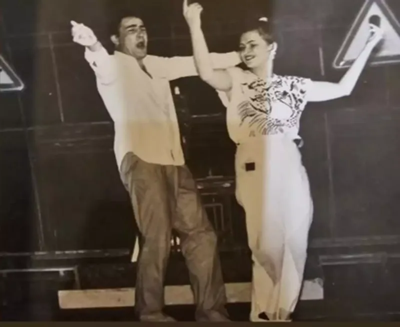 Firəngiz Mütəllimova həmkarları ilə arxiv fotolarını paylaşdı