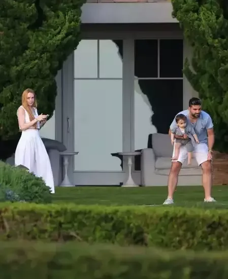 Lindsi Lohan əri və oğlu ilə Kaliforniyada...