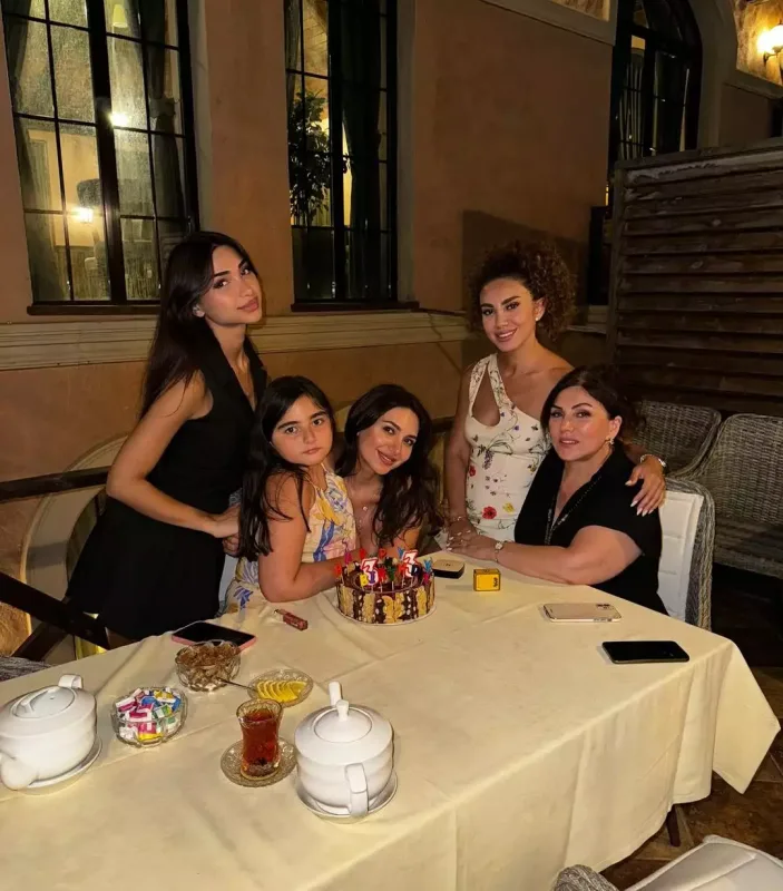 Günel Bakıdakı tətilindən fotolarını paylaşdı