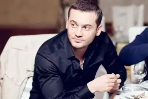 Emil yeni doğulan körpəsini göstərdi