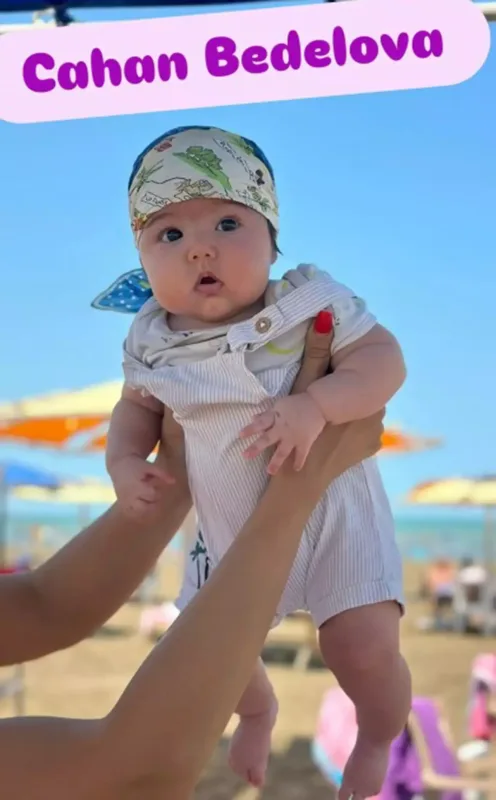 Emil yeni doğulan körpəsini göstərdi