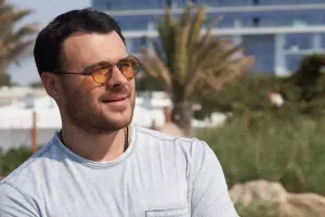 Emin böyüdüyü evi göstərdi