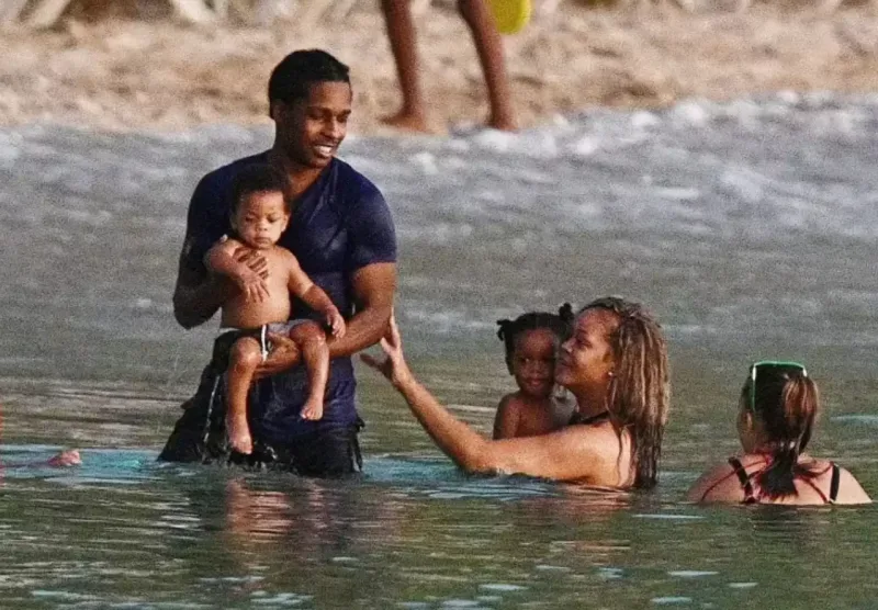 Rihannanın ailəsi ilə tətildə!