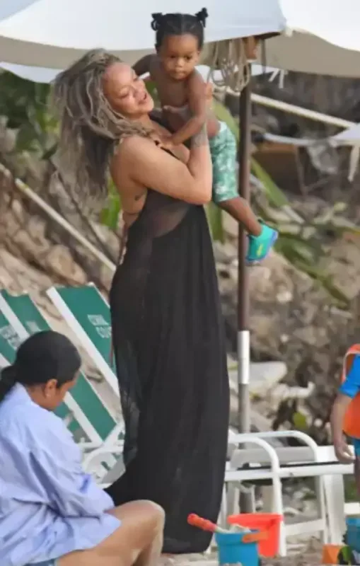 Rihannanın ailəsi ilə tətildə!