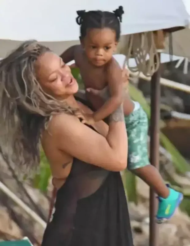 Rihannanın ailəsi ilə tətildə!