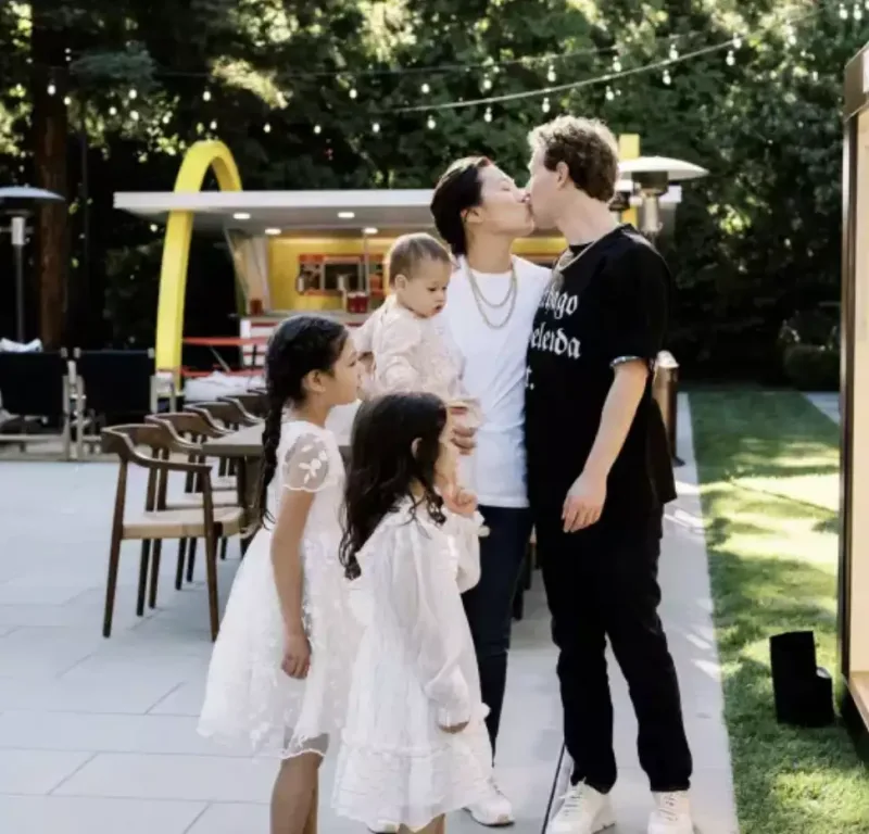 Mark Zukerberq evində arvadının heykəlini ucaltdı