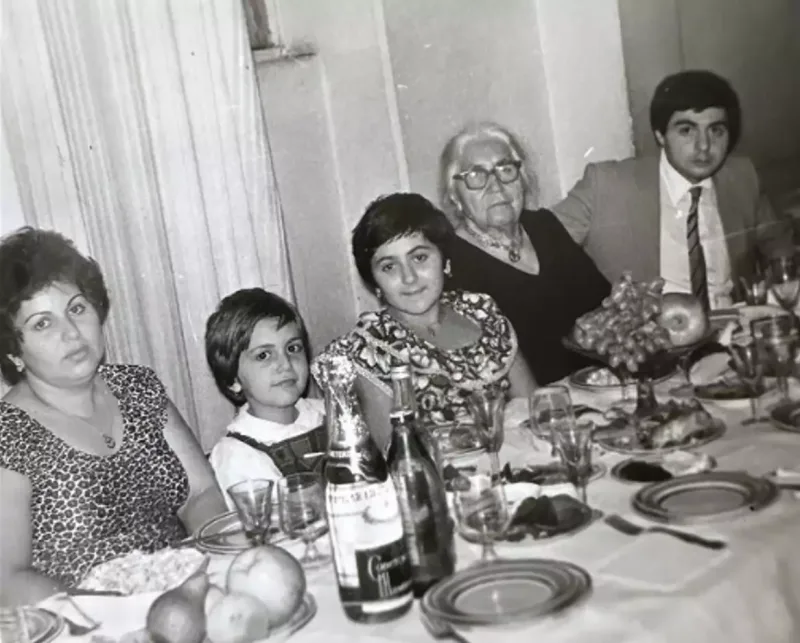 Ailəsinin arxiv şəklini paylaşdı