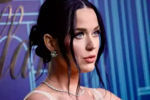 Keti Perinin başı dərddədir