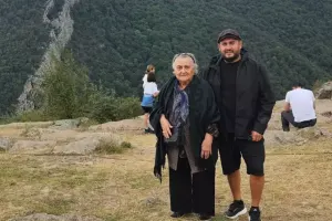“Anamı nəvələriylə əcdadlarımızın yurduna gətirdim”