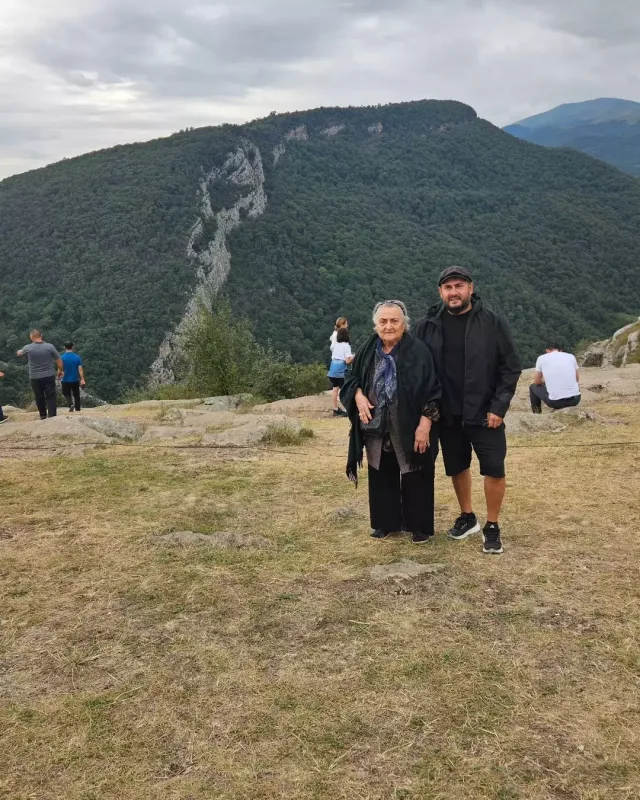 “Anamı nəvələriylə əcdadlarımızın yurduna gətirdim”