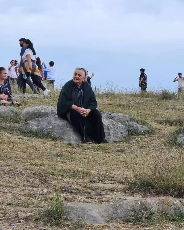 “Anamı nəvələriylə əcdadlarımızın yurduna gətirdim”