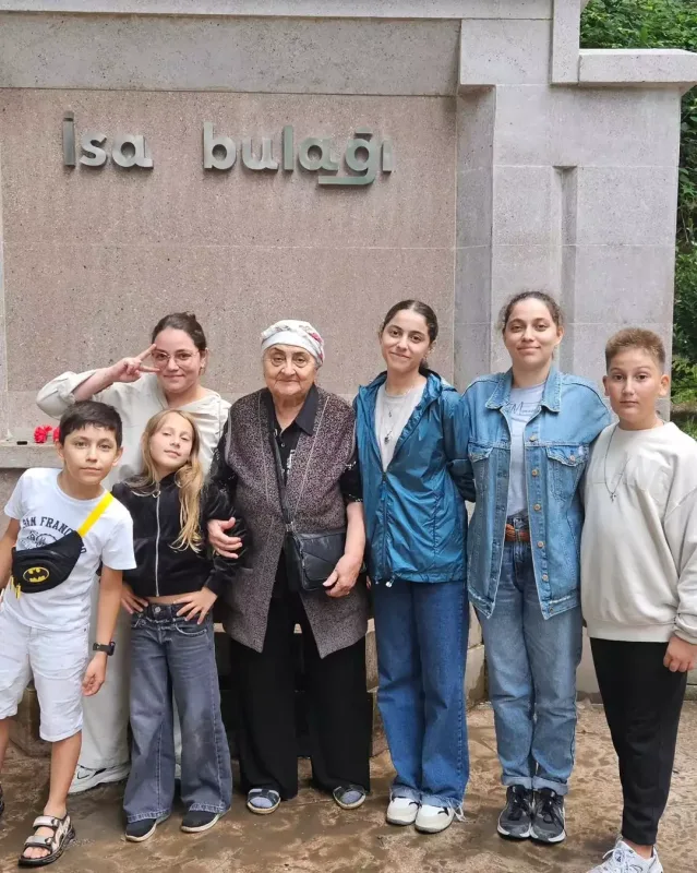 “Anamı nəvələriylə əcdadlarımızın yurduna gətirdim”