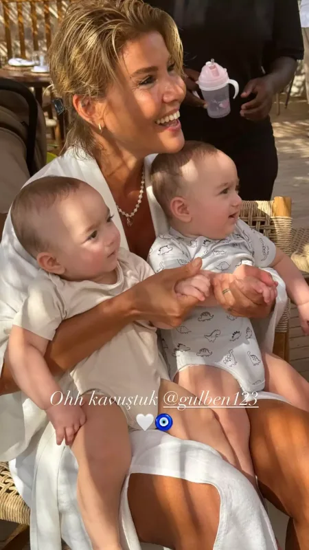 Gülben Tatlısesin yeni doğulan nəvələri ilə görüşdü