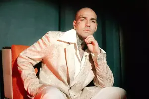 Erməni yazarla görüşən Ezhelə irad!