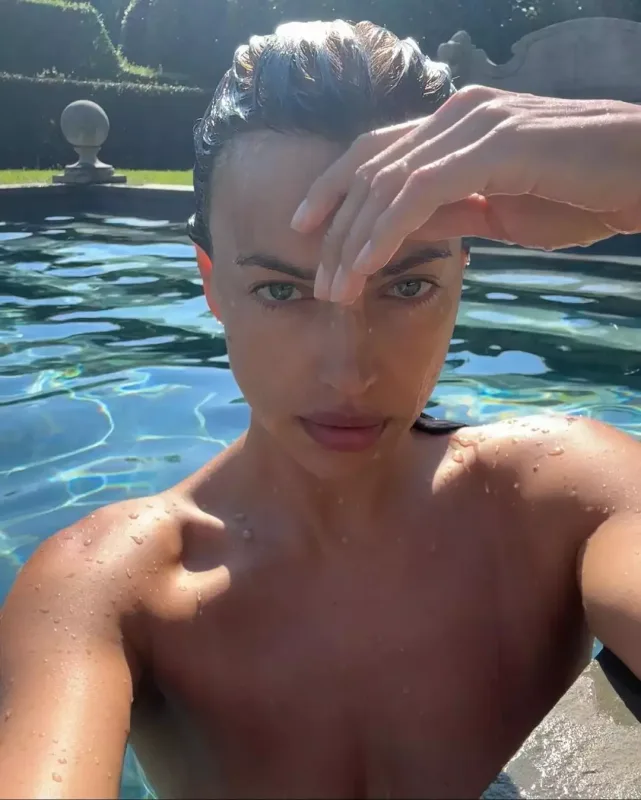 İrina Şeyk hovuzda çılpaq üzdü