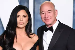 “Amazon”un qurucusu Romada nişanlısıyla öpüşdü