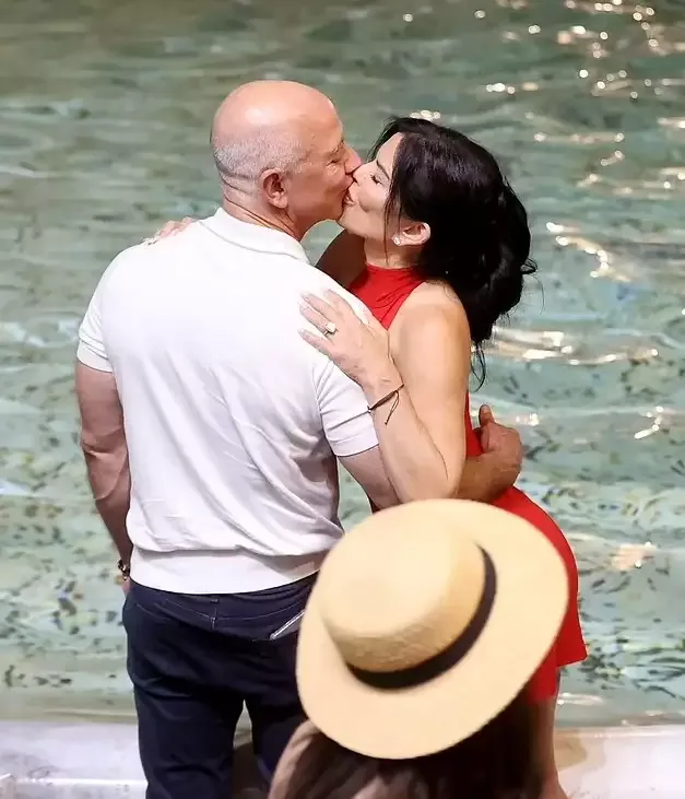 “Amazon”un qurucusu Romada nişanlısıyla öpüşdü