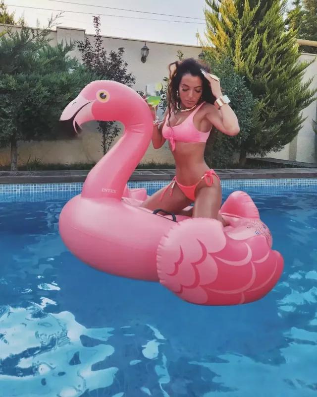 Bənzər pozalarda iki müğənni!