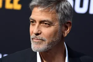 Corc Kluni özünü hərraca çıxardı