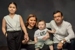 Nigar İbrahimova ailəsi ilə obyektiv qarşısında