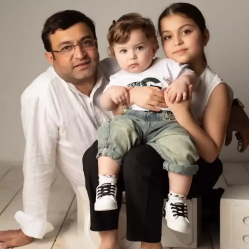 Nigar İbrahimova ailəsi ilə obyektiv qarşısında