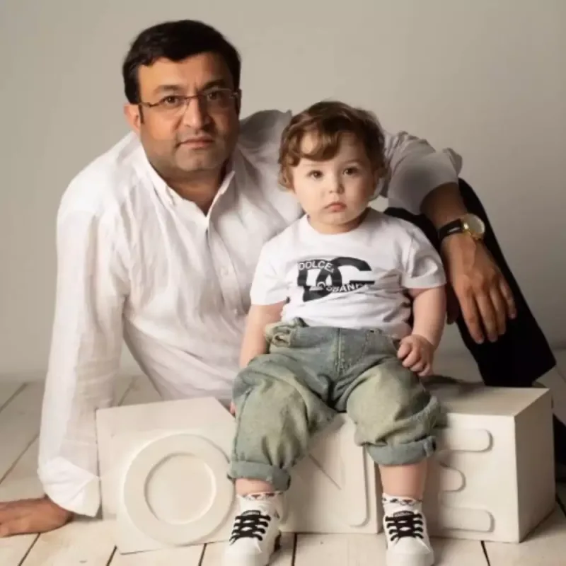 Nigar İbrahimova ailəsi ilə obyektiv qarşısında