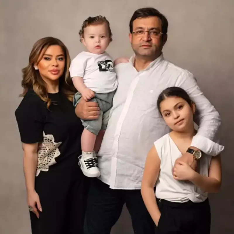 Nigar İbrahimova ailəsi ilə obyektiv qarşısında