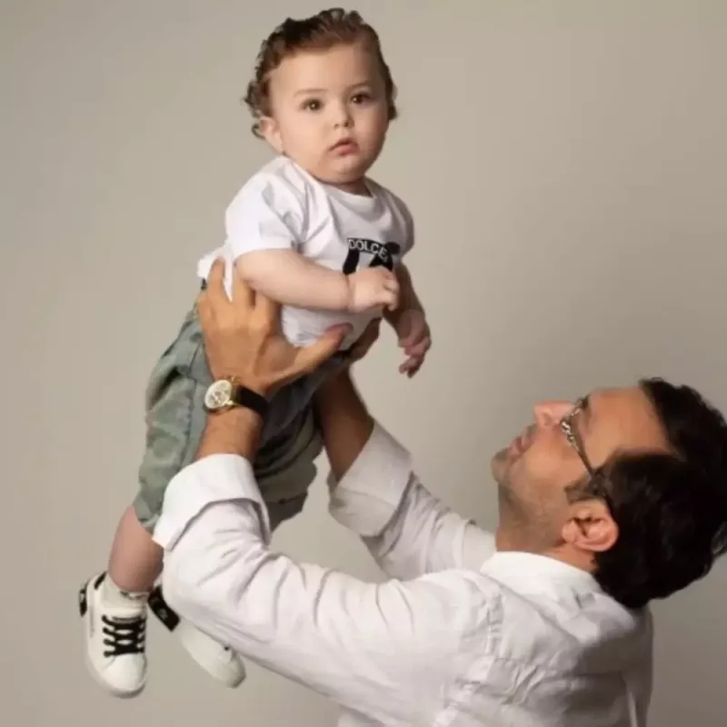 Nigar İbrahimova ailəsi ilə obyektiv qarşısında