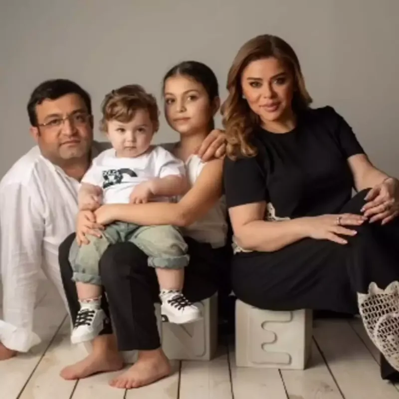 Nigar İbrahimova ailəsi ilə obyektiv qarşısında
