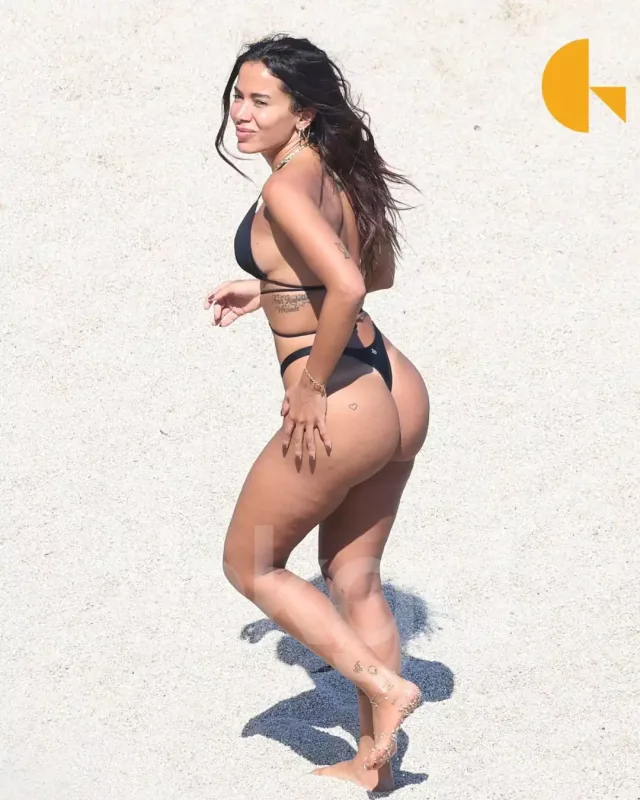 Anitta çimərlik fotoları ilə gündəmdə