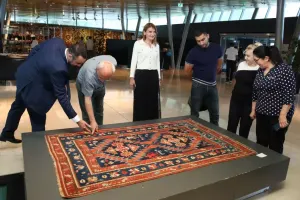Milli Xalça Muzeyinə 199 yaşlı Şuşa xalçası hədiyyə olunub