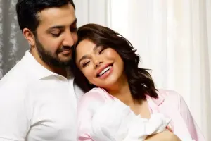 Aysun qızı və əri ilə…