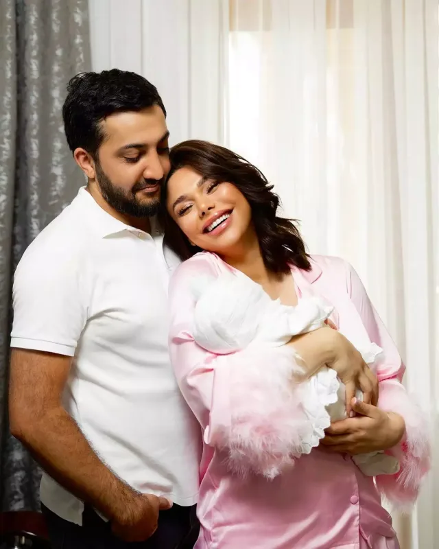 Aysun qızı və əri ilə…