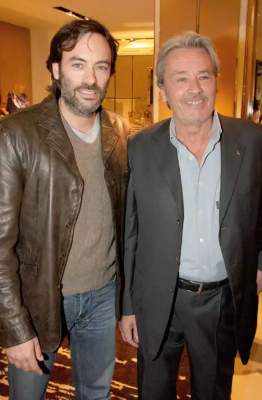 Alen Delonun övladlarından rəsmi açıqlama