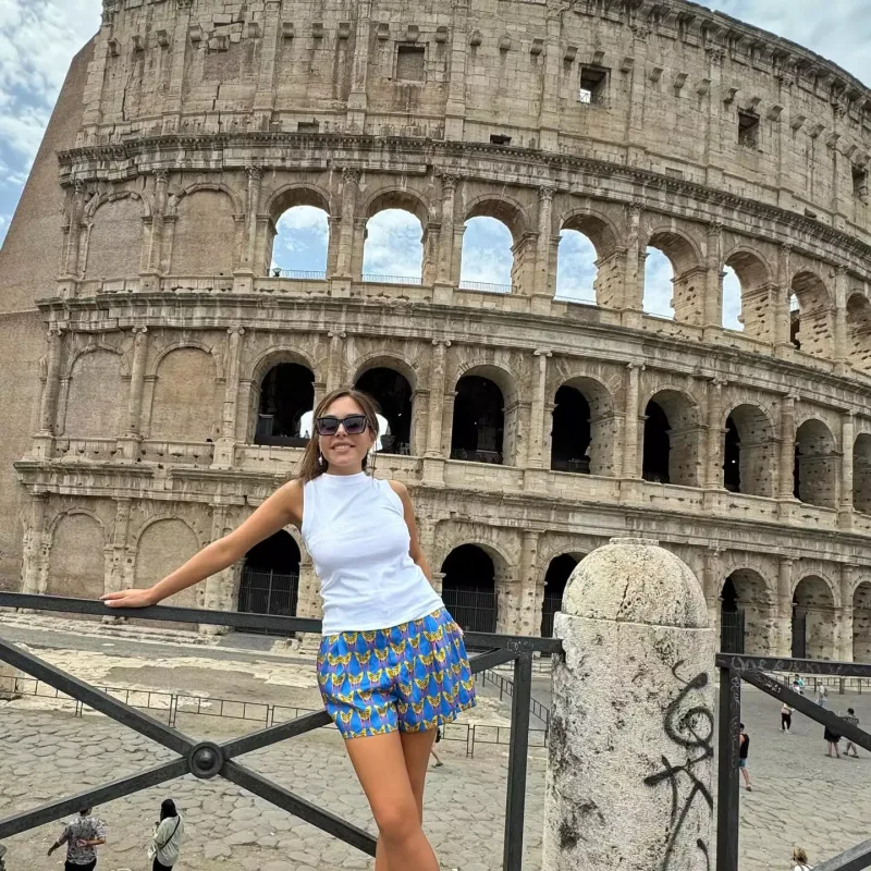 Tətildədir, amma geri dönür!